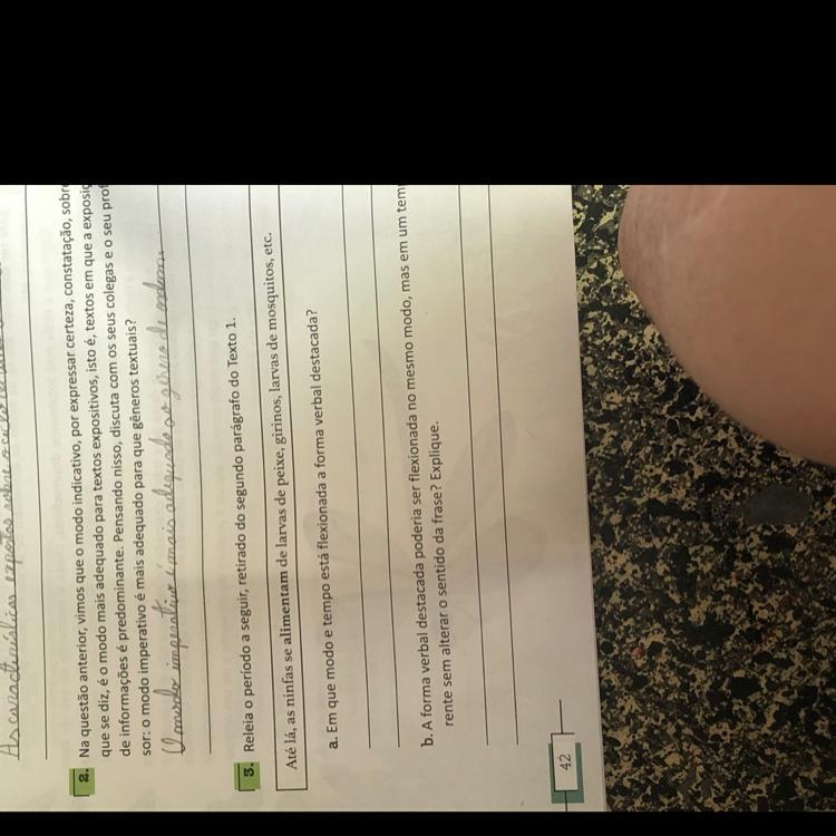 Releia o período a seguir, retirado do segundo parágrafo do Texto 1.“Até lá, as ninfas se alimentam de larvas de peixe, girinos, larvas de 