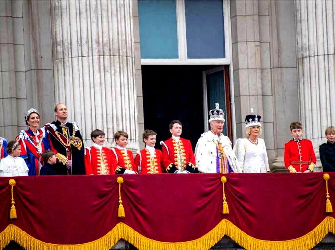 Imagem da Família Real no dia da coroação do Rei Charles III